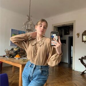 Embroidered tan collar blouse, like new condition